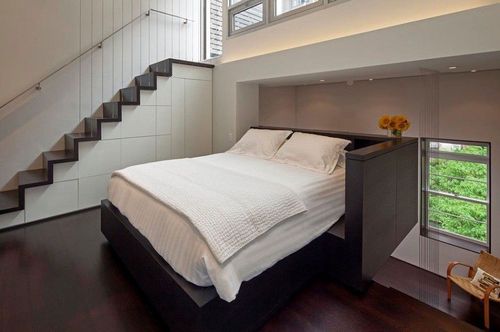 或者家里有个天台,楼梯旁边同样也可以设计个卧室,非常安静,而且