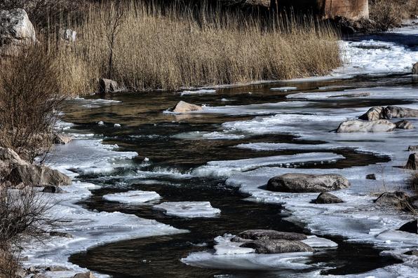 冬日永定河峡谷河水结冰 呈现异样美景