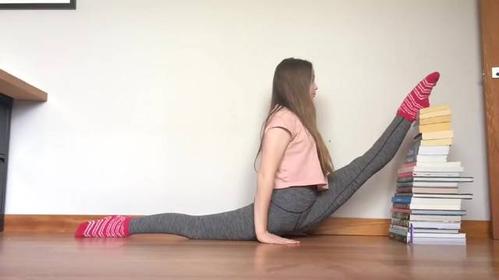女孩演绎完美的劈腿动作,练瑜伽的你能做几个?