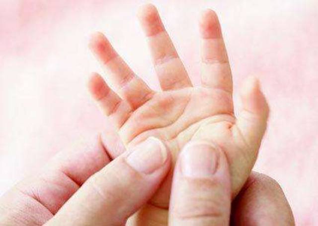 婴儿的手掌纹路的图片图片