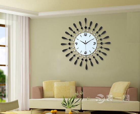 很多人会选择一个钟表摆设在家宅最核心的客厅里,用来调整家居风水