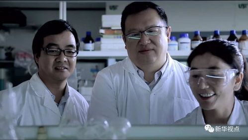 钟扬在复旦大学的实验室工作(2023年资料照片) 钟扬为双胞胎儿子取名