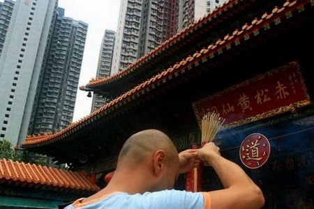 一名香港市民在黄大仙上香祈福.