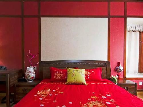 一幅画牵出一段美好姻缘,淡雅三居室的卧室怎么也要来点中国喜庆红!