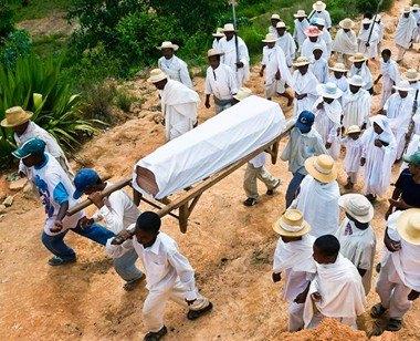 桑泽在葬礼上从棺材里走了出来.