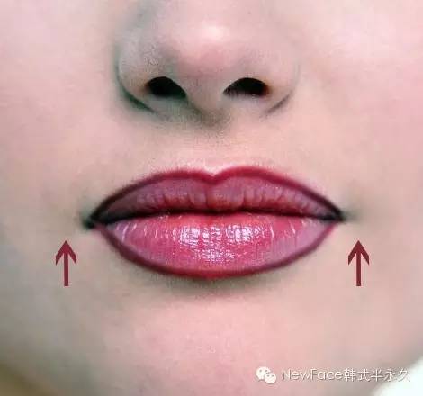 同样也要记得做唇线时不要过于用力,否则反色后唇线过于明显会影响