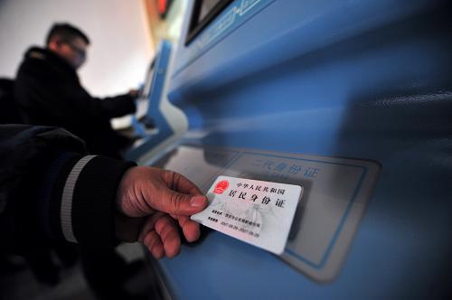   1月5日,兰州火车站工作人员在测试自动取票机的居民身份证验证