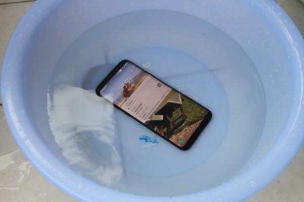 安卓手机掉水里15分钟,捞起来时还在震动