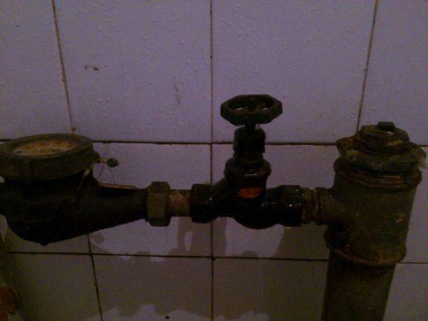 家里的总水管阀门漏水了,应该是水表前部分,请问这可以自己维修吗?