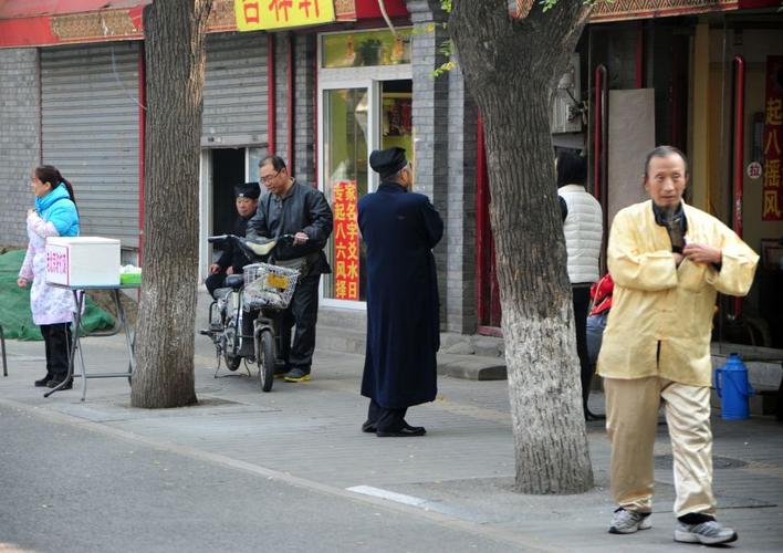 探访北京算命一条街 扮道士供菩萨