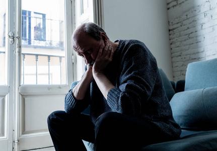 健康焦虑老人感到绝望的悲伤寻找焦虑沮丧的体贴和寂寞在沙发上的家庭