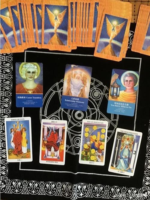 这组牌展示的是一个由四张牌组成的 塔罗每日一抽,上面是 天使神谕卡.