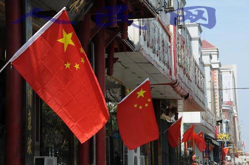 潍坊城区虞河路沿街房悬挂150余面五星红旗