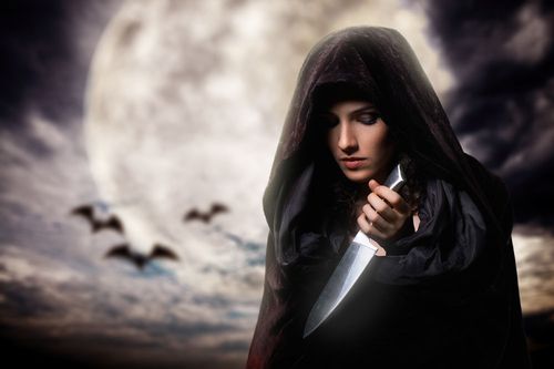 拿着刀的女人与月亮背景