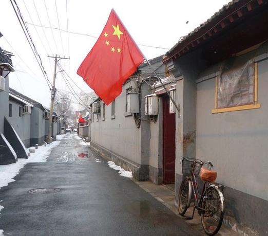 组图北京胡同两会期间挂上红旗
