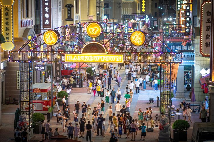 7月2日,游客在武汉汉口北夜市上休闲消费.