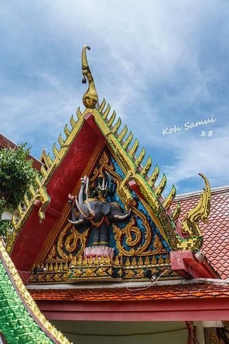 寺庙的金顶,很有泰国特色的大象图案.