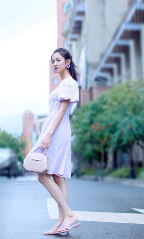 陈钰琪梦幻紫连衣裙,元气少女十足很清爽,脚踩人字拖也很有范