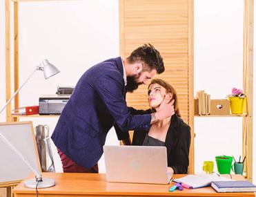 帅哥情妇办公室浪漫情侣办公室的爱情故事文字标志显示做你爱做的爱你