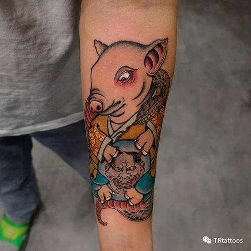 生肖猪抱着鼠的纹身图片 生肖猪抱着鼠的纹身图片女