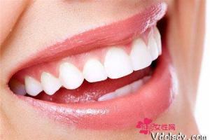 女子被磨掉好牙究竟是怎么回事12颗牙齿瘦身瓜子壳大小