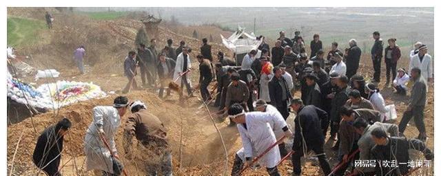 2003年安徽村民被雷劈死下葬两年后死而复生警察墓里埋