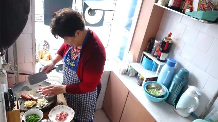 邻居梅汉霞知道后,决定每天给朱奶奶做饭.