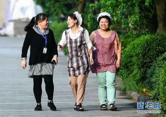 在江苏倪家巷集团精毛纺织有限公司,朱庆燕和同事走在下班路上(4月24