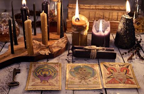巫俗仍然生活与塔罗牌,黑色蜡烛钥匙和旧桌子上的书. 神奇的仪式.