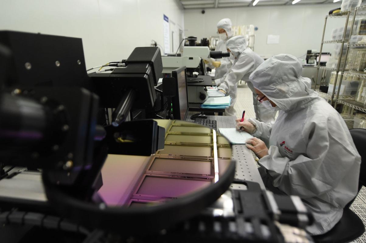 工作人员在测试晶圆的薄膜性能(8月14日摄).新华社