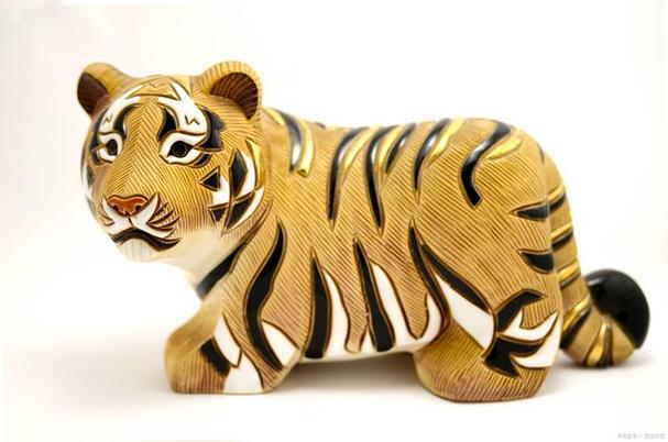 生活中,我们常把老虎比作森林之王,不仅体型庞大,而且厉害,勇猛.
