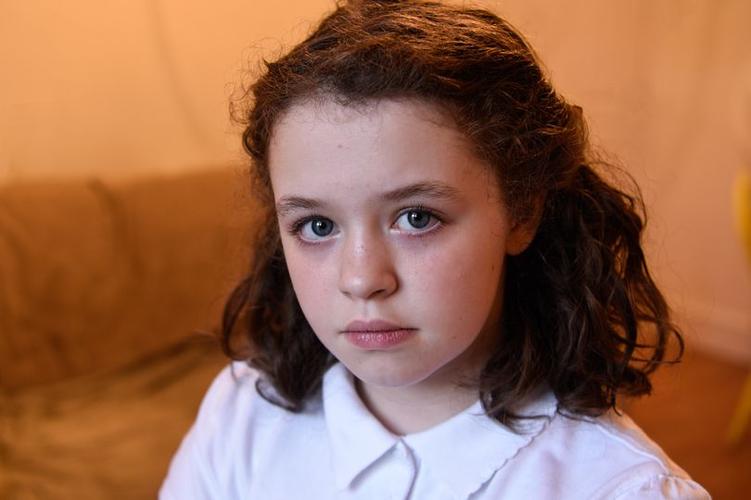 现年八岁的自闭症女孩 poppy,过去一年她几乎每个星期都试图自杀.