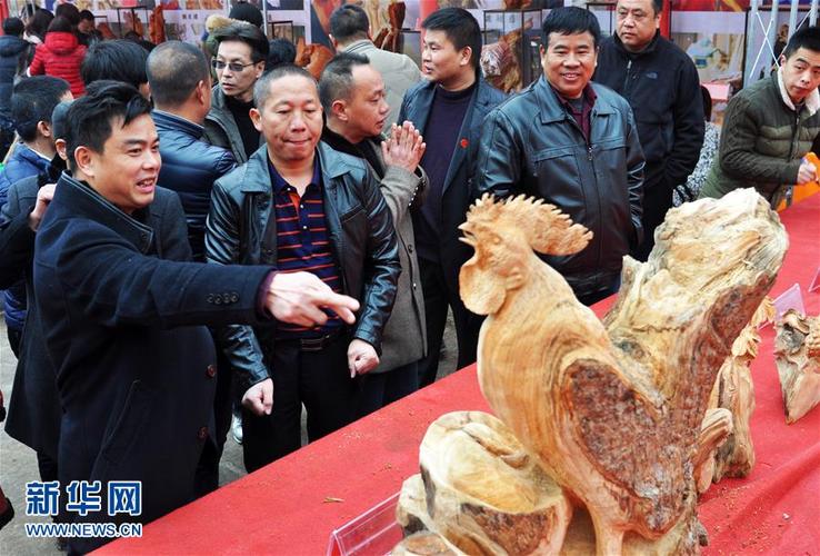 2月5日,游客在南京夫子庙花灯市场选购鸡生肖花灯.