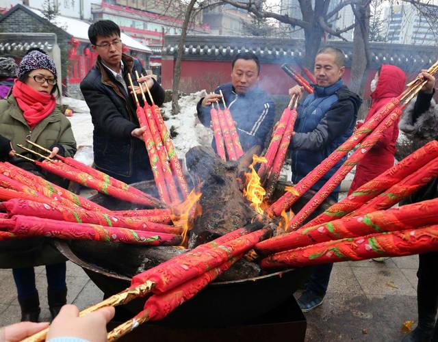 1月28日,沈阳市民在烧香祈福.