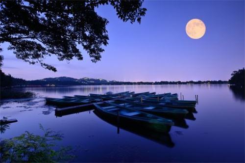 同时每年农历8月14日-16日,平湖秋月都将举办