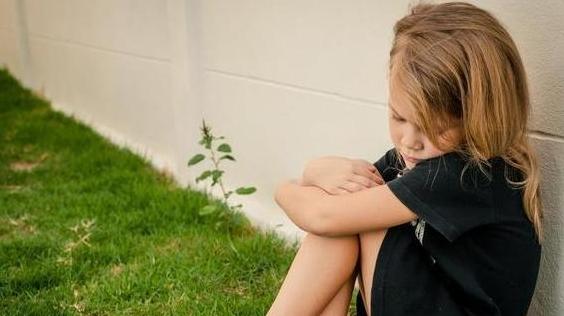 12岁的女孩得了抑郁症不上学不沟通怎么办