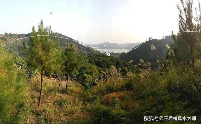 这是站墓地后面拍摄,左右龙虎还是比较有力量的,外局西江大河.