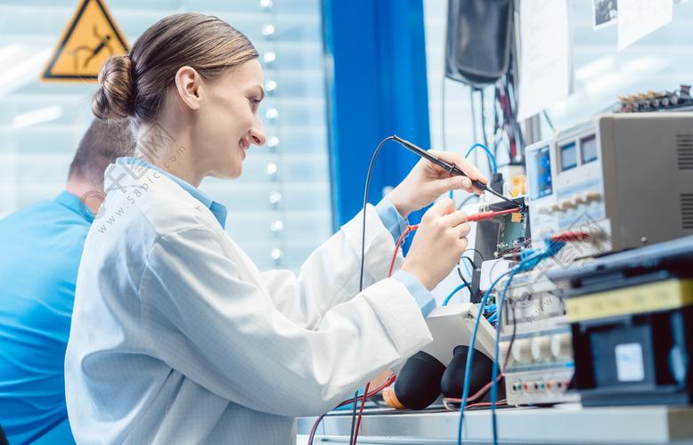 工程师团队女人和男人一起测试和测量实验室中的电子产品