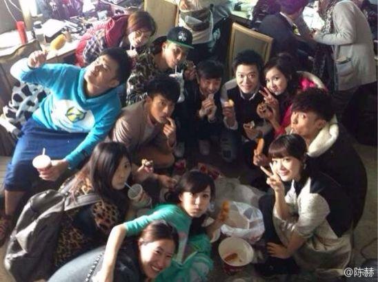 10月29日,陈赫在微博晒出一组拍摄《爱情公寓》时的花絮照,陈赫