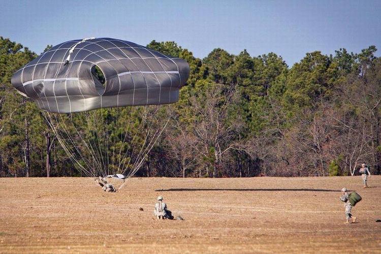 美军空降兵新型降落伞造型够奇特