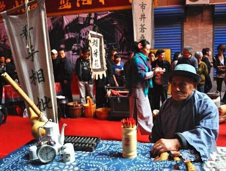 算命先生八,九十年代的杭州,经常可以看到挑着一个担子的木匠走街串巷