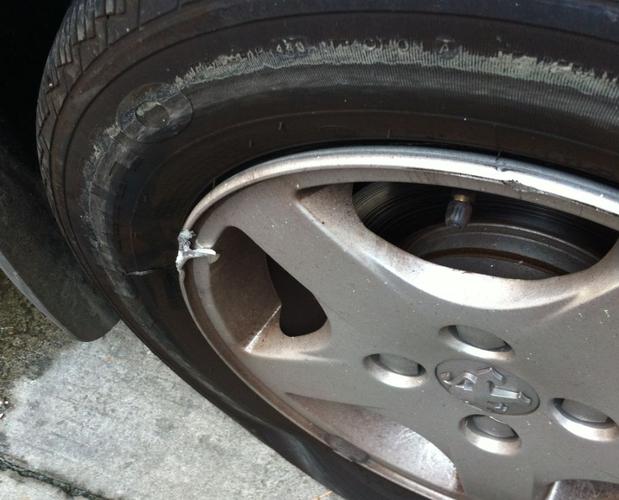 轮胎侧面爆胎,轮毂刮伤如图,需要一整套都换掉吗?另可以走保险吗?