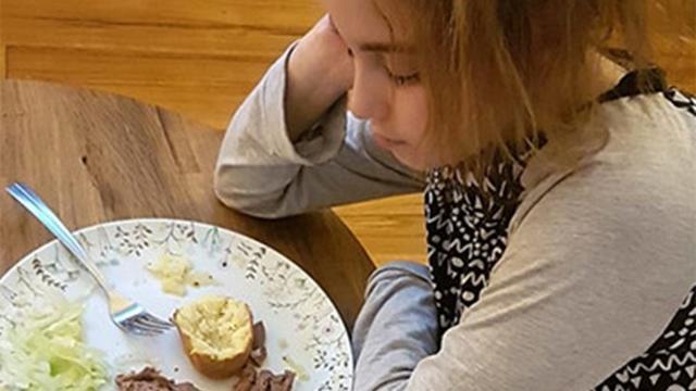 12岁女孩从小患厌食症一嚼食物就呕吐 妈妈:我在看着她死
