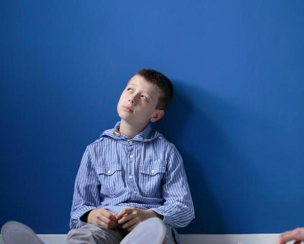 儿童自闭症的17个早期表现,它和智力障碍,抑郁症不可混为一谈!