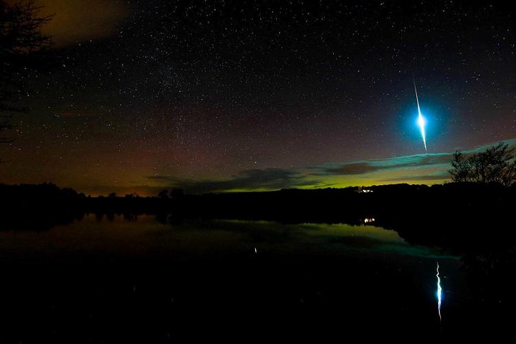 英国拍到史上最大规模金牛座流星雨闪耀蓝色光芒