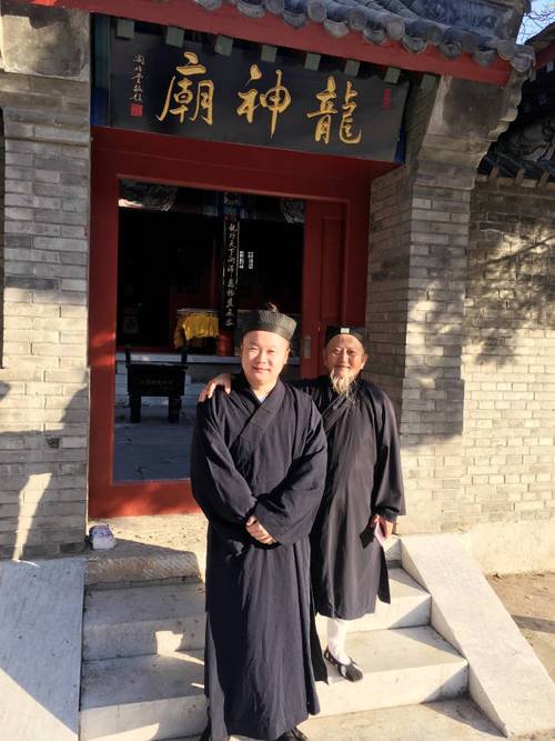 2003年,张里旬道长曾跟随徐宇昇(旭阳道人)在日觉观修行常住,作为古老