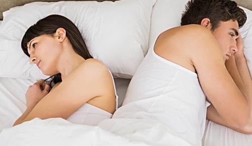 夫妻之间的4种睡姿,暴露出两个人的感情状态,你是哪一种?