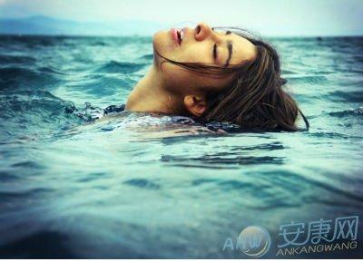 梦见在水里:梦见自己在水中心情很好,是吉兆.