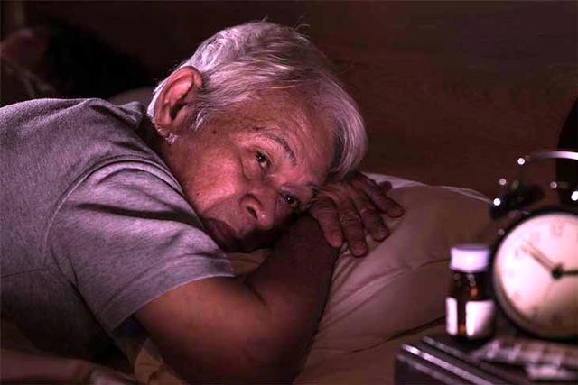 老年人失眠的原因有很多 ,取决于年龄,健康状况,生活习惯,心理影响等