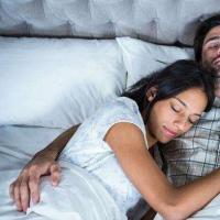 婚姻中,夫妻间的3个睡姿,决定了双方的感情状态